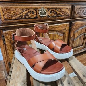 MIA Women's Hana Sandals in Tan and White